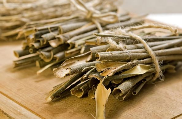 Jumlah teh tertinggi dibuat dari cangkang willow putih dan juga digunakan dalam pembuatan aspirin.