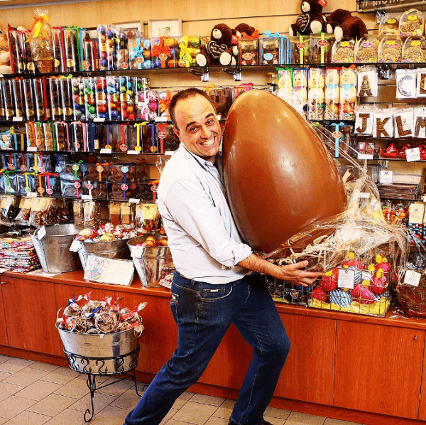 John Kapos menciptakan Snapchat, terinspirasi oleh telur Paskah cokelat besar.