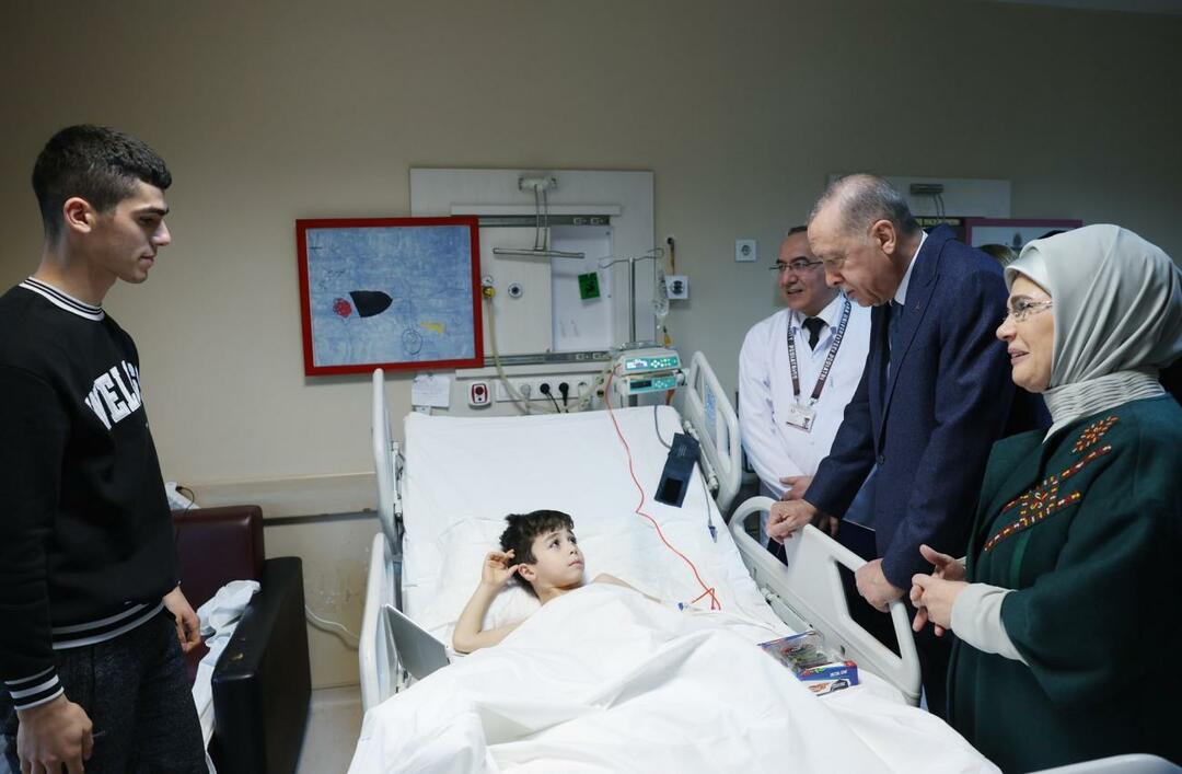 Presiden Erdoğan dan istrinya Emine Erdoğan bertemu dengan anak-anak korban bencana