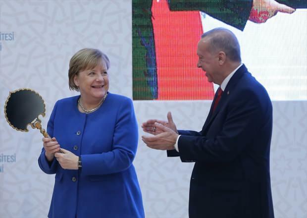 saat ketika Angela Merkel menerima hadiah dari Presiden Erdogan 