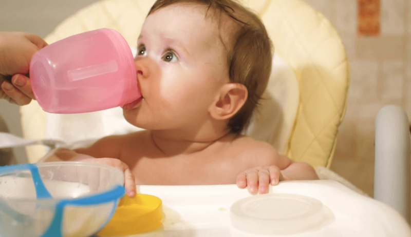 Berapa banyak air yang harus diberikan kepada bayi?