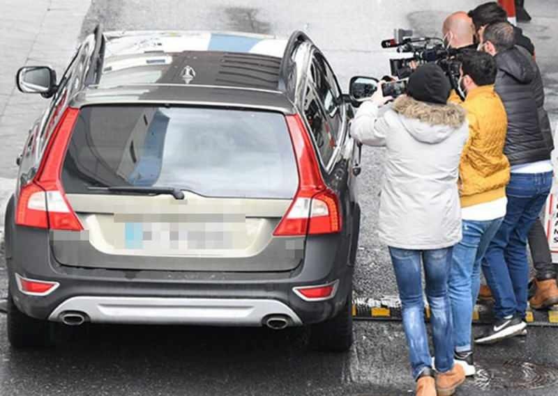 Kenan imirzalıoğlu, yang masuk ke mobilnya, pergi dari sana.