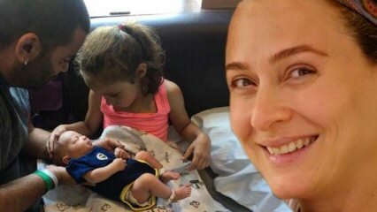 Ibu baru Ceyda Düvenci menunjukkan wajah putranya