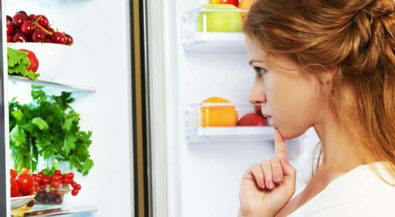Makanan apa yang diletakkan di rak lemari es yang mana? Apa yang harus ada di rak mana di lemari es?