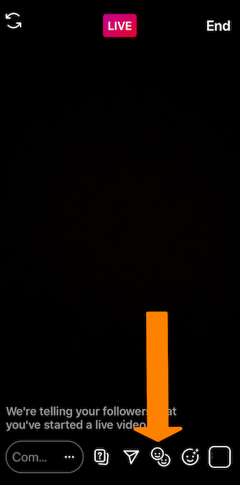 tangkapan layar siaran Langsung Instagram dengan panah oranye menunjuk ke ikon wajah tersenyum di bagian bawah layar