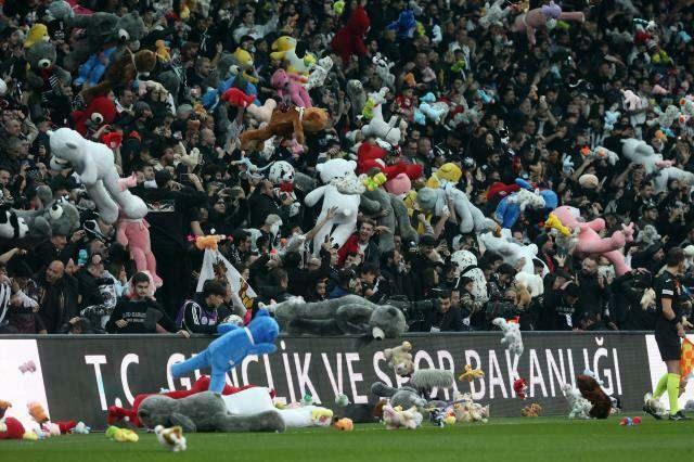 Mainan dilemparkan dalam pertandingan Beşiktaş