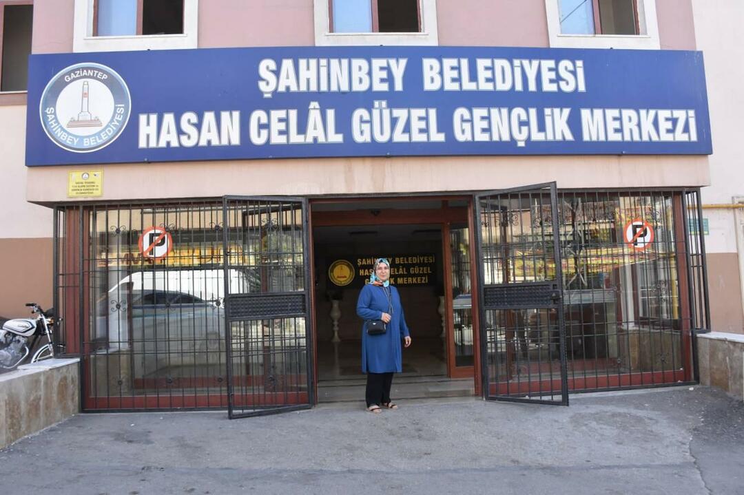 Zeliha Kılıç, yang datang ke fasilitas Şahinbey sebagai peserta pelatihan, tetap menjadi pendidik