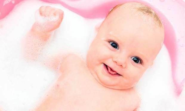 Jika bayi Anda menelan air saat mandi ..