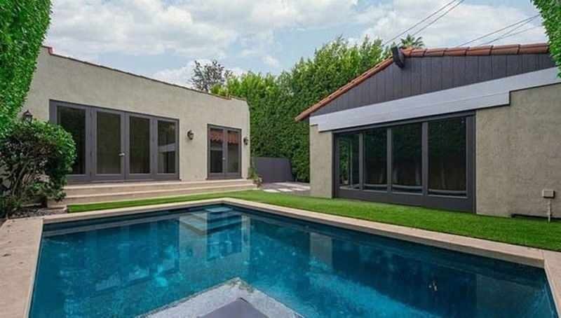 Charlize Theron menjual rumah bungalonya seharga $ 1,8 juta!