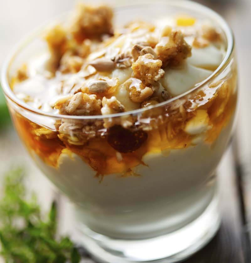 Bagaimana meminyaki yogurt dengan madu?