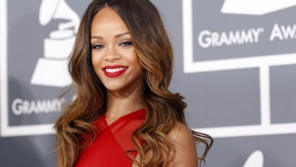 Pelajaran naik lipstik merah online dari Rihanna