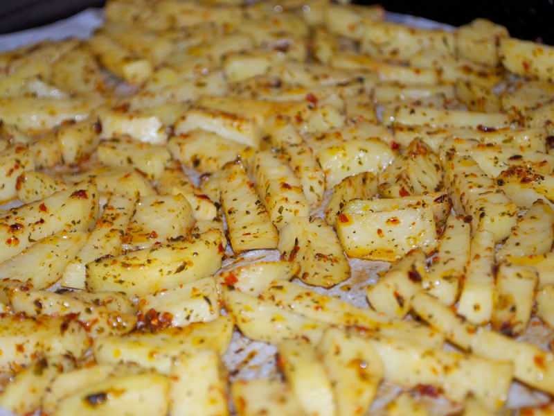 Bagaimana cara membuat kentang pedas di oven? Resep kentang pedas panggang termudah