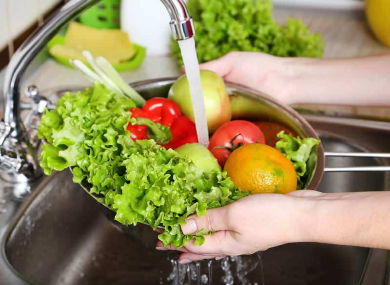 Bagaimana seharusnya buah dan sayuran dicuci? Kesalahan ini menyebabkan keracunan!