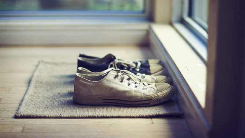 Cara membersihkan sepatu
