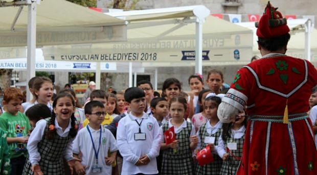Anak-anak mulai sekolah dengan tradisi Ottoman 500 tahun