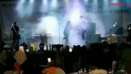 Tsunami di Indonesia tercermin dalam kamera selama konser!