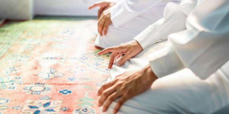 Bacaan dan keutamaan doa ettahiyyatü! Bagaimana cara membaca Ettehiyyatü? Di mana doa tahiyyat dibaca?