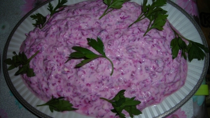 Bagaimana membuat salad kol ungu dengan yogurt termudah?