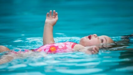 Bisakah bayi berenang di kolam renang atau di laut?