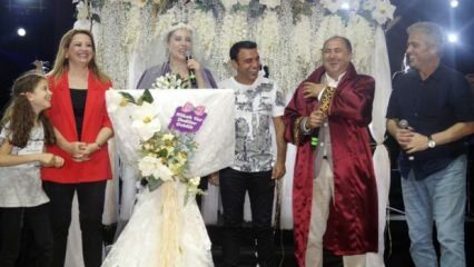 Pernikahan kejutan di atas panggung oleh Funda Arar