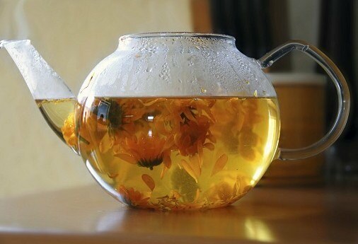 Jika Anda menuangkan air mendidih saat menyeduh teh herbal ...