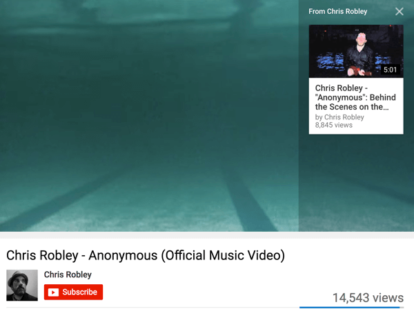 Chris Robley menambahkan kartu YouTube ke videonya untuk mendorong pemirsa agar lebih banyak menonton kontennya.