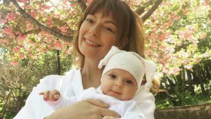 Pose baru dari ibu segar Özge Özder dengan putri kecilnya! Eva Luna semua perhatian ...