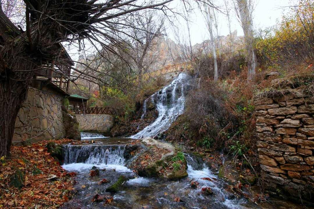 Air Terjun Günpınar menawarkan beragam warna