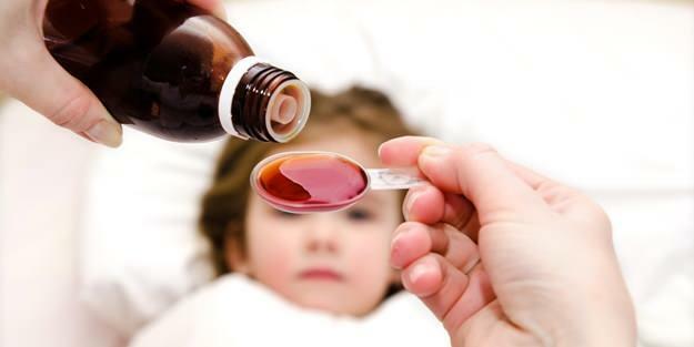 Saat memberikan obat kepada anak Anda, berhati-hatilah dalam memberikan dosis yang dianjurkan oleh dokter.