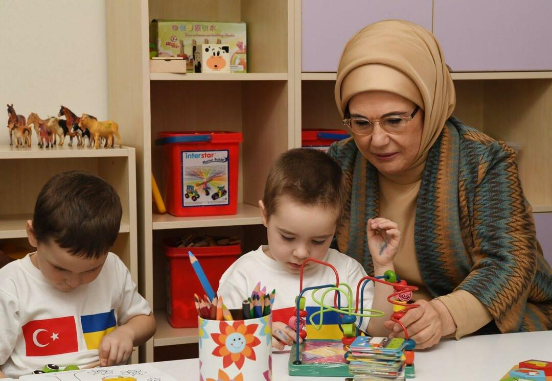 Emine Erdogan bermain dengan anak-anak Ukraina