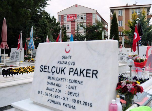 Ibu Martir Selcuk Paker pindah dari kuburan putranya!