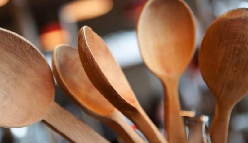 Bagaimana cara membuat sendok kayu? Tips membuat sendok kayu berukir