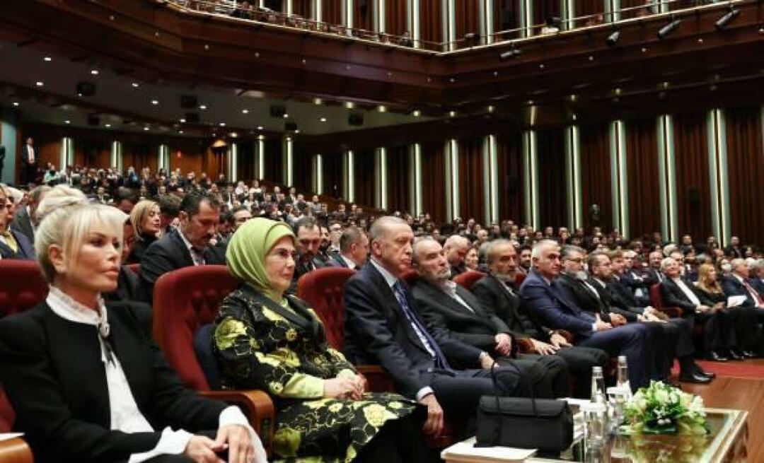 Emine Erdoğan memberi selamat kepada para seniman yang menerima Penghargaan Budaya dan Seni Kepresidenan