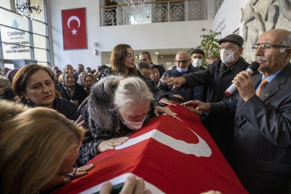 Ayah Özge Ulusoy mengucapkan selamat tinggal pada perjalanan terakhirnya