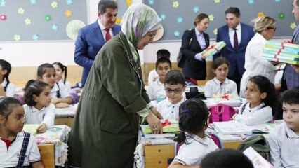 Ibu Negara Erdogan membagikan buku catatan kepada siswa!
