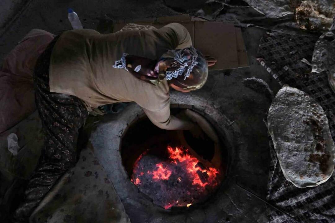 Dia meninggalkan desa pegunungannya dan menjadi bos toko roti yang dia buka! Dengan membuat roti tandoori...