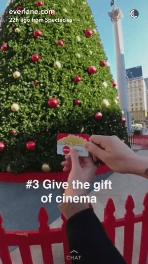 Kisah Snapchat Everlane menunjukkan duta merek membagikan kartu hadiah film.