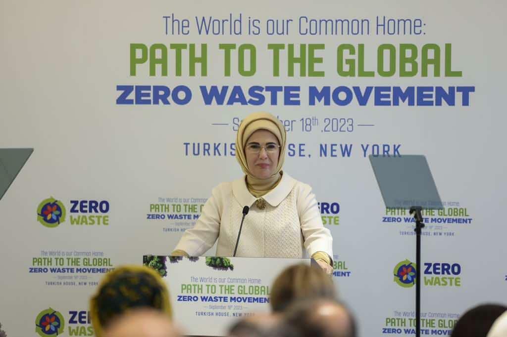 Emine Erdoğan Menuju Program Gerakan Nol Sampah Global berbagi media sosial