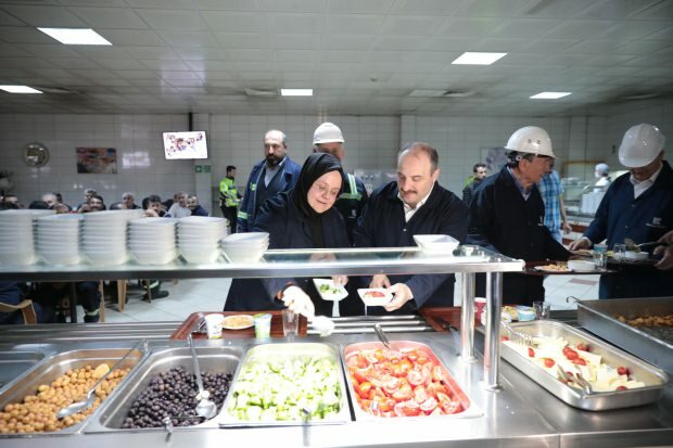 Menteri Zehra Zümrüt Selçuk dan Mustafa Varank mengantre untuk makan malam sahur.