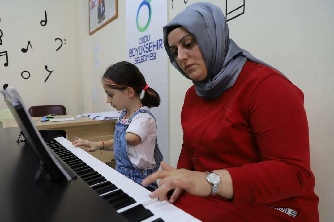 Zeynep sedang belajar bermain piano bersama ibunya