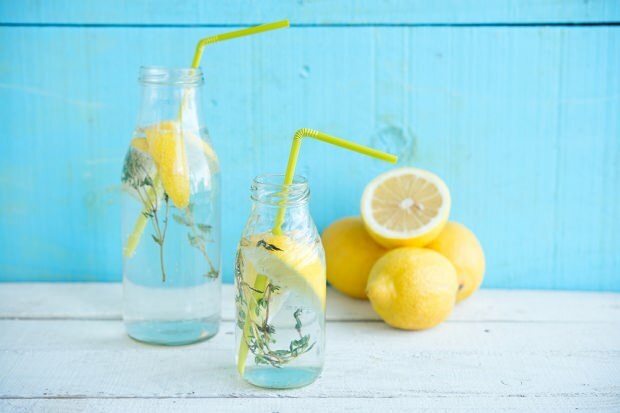 Apakah minum air lemon saat perut kosong di pagi hari bisa melemahkan? Resep air lemon untuk menurunkan berat badan