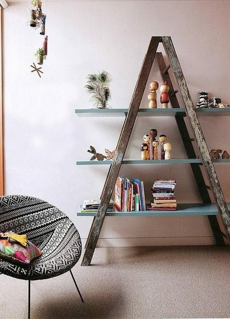 Membuat rak buku dekoratif dengan tangga tua