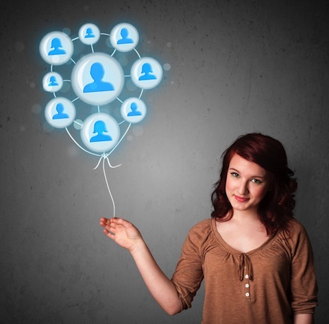 wanita muda memegang balon jejaring sosial