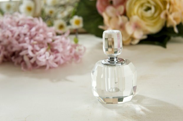 Apakah parfum disemprotkan ke bayi? 26 zat alergi yang harus dihindari