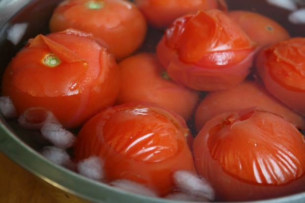 Teknik mengupas tomat