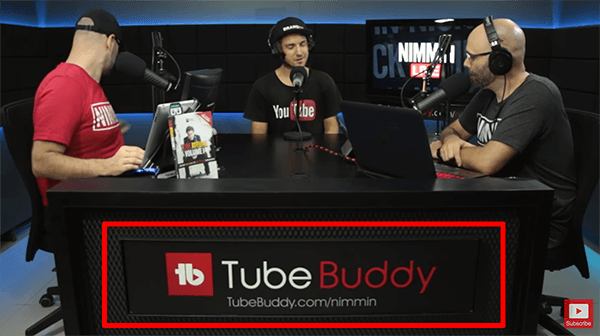 Ini adalah tangkapan layar dari streaming langsung Nimmin Live bersama Nick Nimmin. Meja di studio siaran langsung menunjukkan bahwa TubeBuddy mensponsori acara tersebut.