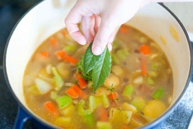 Anda dapat menambahkan mint ke sup sayuran musim dingin