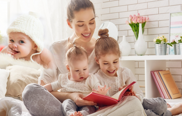 Manfaat membaca buku untuk bayi