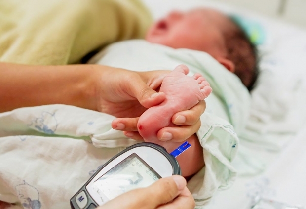 Bagaimana tes darah tumit dilakukan pada bayi?