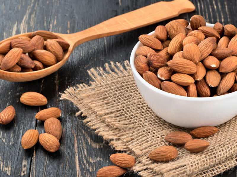 Apakah almond melemah? Mungkinkah menurunkan berat badan dengan makan almond? Berapa banyak kalori almond?